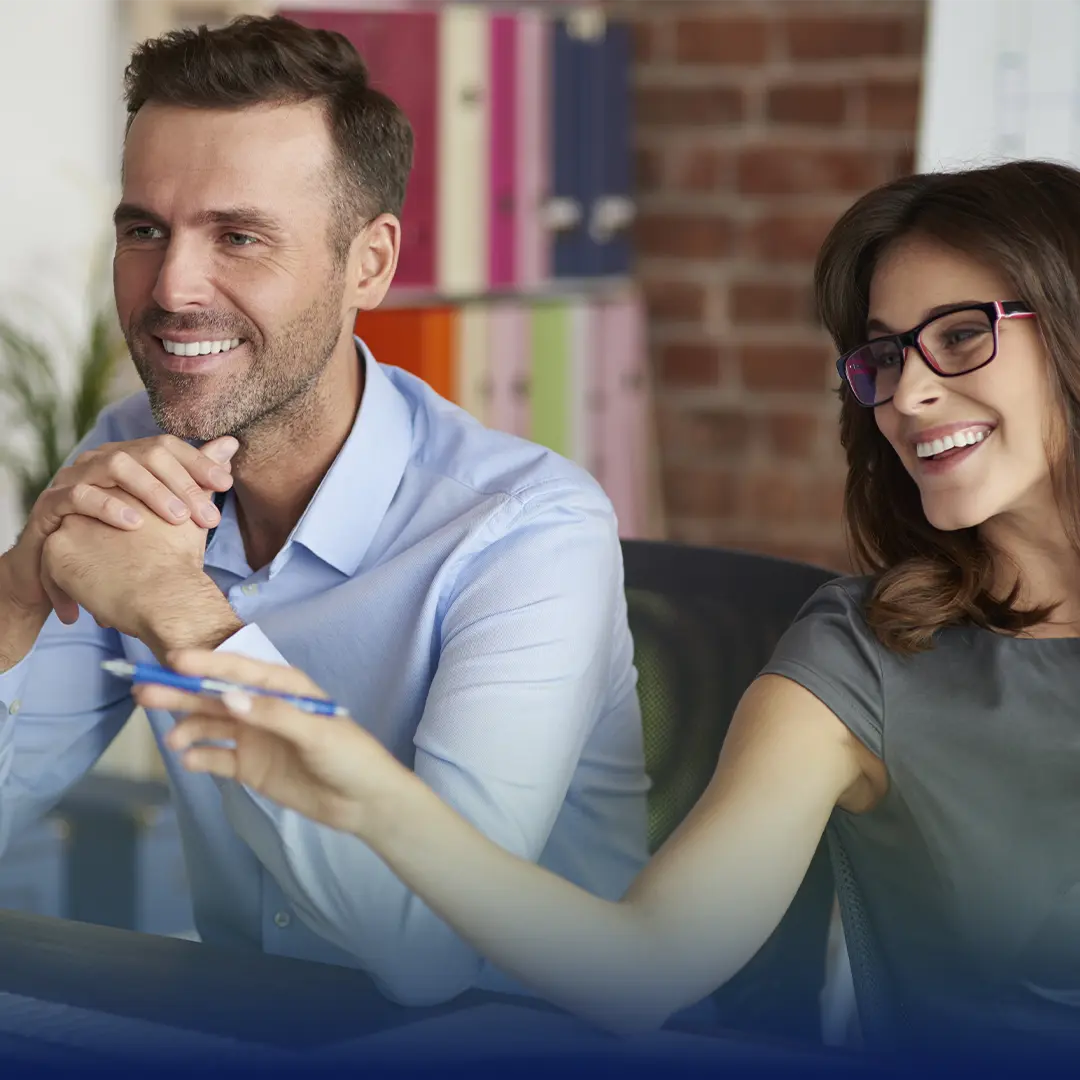 homem e mulher em reunião para ilustrar os benefícios do programa de parceria da Euax